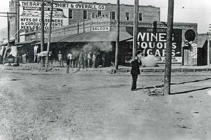 A photographer captures a five-minute gunfight at the corner of Seventh & El Paso St, in El Paso, TX, late 1907. A photographer captures a five-minute gunfight at the corner of Seventh & El Paso St, in El Paso, TX, late 1907.